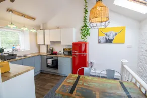 Chic Dairy Cottage w/ Parking, Walk to Beach/Shopp - Image 2
