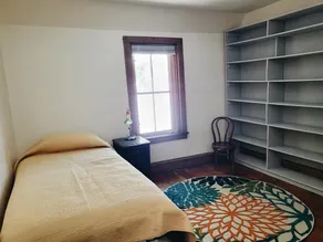 Large centrally located 3 bedroom apartment - Image 2