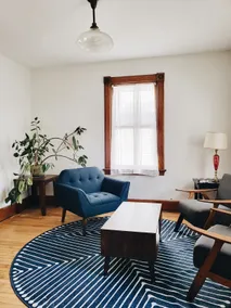 Large centrally located 3 bedroom apartment - Image 3