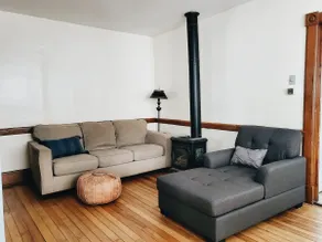 Large centrally located 3 bedroom apartment - Image 5