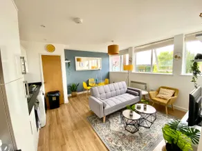 Modern 2BR Flat| Free Parking| Sleeps 4| Fast WIFI - Image 4