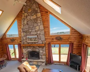Lakefront House with Stunning Views and Great Room - Image 5