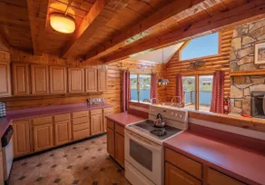 Lakefront House with Stunning Views and Great Room - Image 4