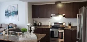 Stylish 3 Bdrm house- king bed, Netflix, parking - Image 3