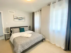 Stylish 3 Bdrm house- king bed, Netflix, parking - Image 4