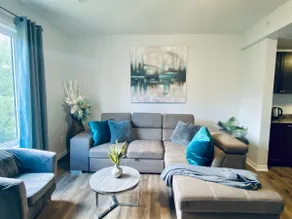Stylish 3 Bdrm house- king bed, Netflix, parking - Image 2