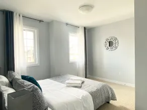 Stylish 3 Bdrm house- king bed, Netflix, parking - Image 5
