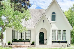 A Cozy Tudor Retreat in Historic Natchitoches - Image 2