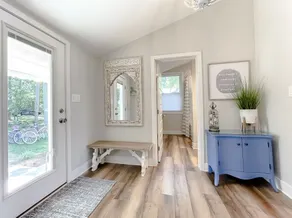 Charming Waterfront Cottage with Sunset Views - Image 4