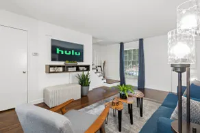 Cozy Condo * Office* Near Luxury Mall & Uptown - Image 2