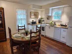 Small 1897 Farm House, super cozy on two acres - Image 5