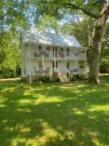 Small 1897 Farm House, super cozy on two acres - Image 2
