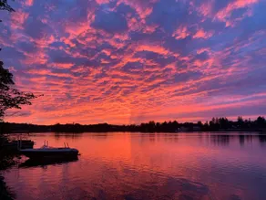 Beautiful Lake House with Stunning Sunsets - Image 2