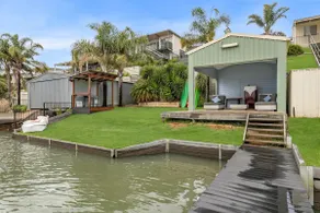 River Life - Holiday Home with Secluded Riverbank - Image 4