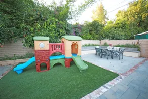 Stylish 2BR Retreat w/ Full Kitchen & Laundry - Image 2