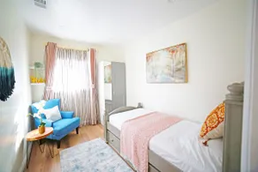 Stylish 2BR Retreat w/ Full Kitchen & Laundry - Image 5