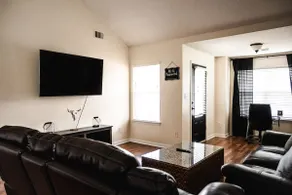 Entire Home, Near Dining & Shopping, Queen Beds - Image 4