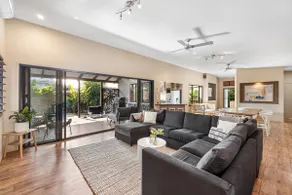 Mudjimba Escape-pet friendly, luxury villa w/ pool - Image 2