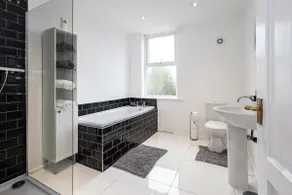 Village Hotel Manchester Cheadle - Image 5