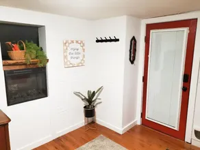 Stomping Ground Studio. Quaint upstairs unit - Image 2