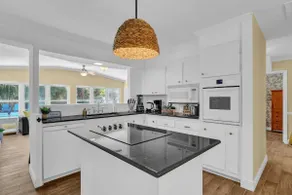 Central Vero House 6/3 with Heated Pool - Image 3