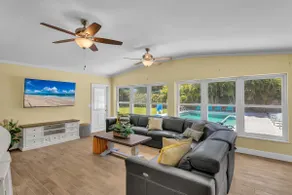 Central Vero House 6/3 with Heated Pool - Image 2