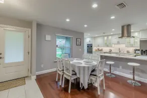 Cozy house in a heart of Mandarin - Image 5