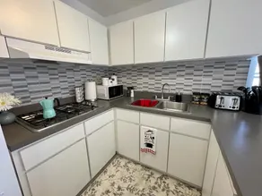 Clean & bright, fully A/C 1-BR Near Airport - Image 3