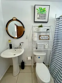 Clean & bright, fully A/C 1-BR Near Airport - Image 4