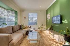 Stylish 3 Sleeper Serviced Apartment with Pool - Image 2