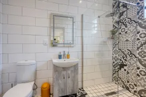 Stylish 3 Sleeper Serviced Apartment with Pool - Image 4