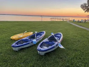 ❤️ Wide Open Water!  Huge Boat Dock w/ rope swing!  Lake toys (Kayak, Paddleboard, Lily Pad) included!  Great fishing!  🐟 - Image 4