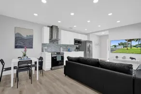 The Back Wave Luxury Home - Image 4