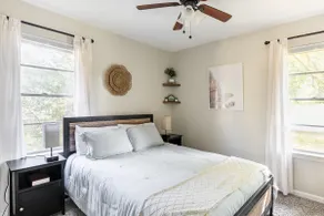 Find Peace at Charming Comfortable Downtown Home - Image 3