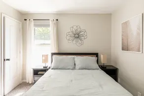 Find Peace at Charming Comfortable Downtown Home - Image 5