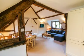 Kestrel Cottage at Lake Cottages at Cwm Chwefru - Image 2
