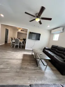 Spacious 2B2B House with Full Kitchen & Work Space - Image 2