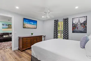 Cheerful 3-Bedroom Vacation Home with Free Parking - Image 5