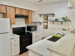 Cozy Convenient Townhome - Image 4