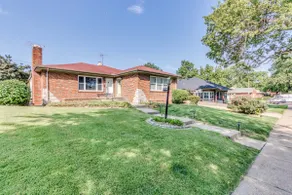 Spacious | Quiet | 1 bedroom duplex w free parking! - Image 2