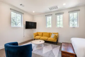 Oak Tree Guest House · Slumber Soundly in Hancock - Image 3