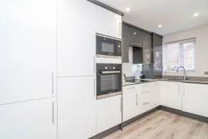 2 bedroom house with parking in Borehamwood - Image 5