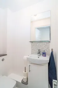 2 bedroom house with parking in Borehamwood - Image 3