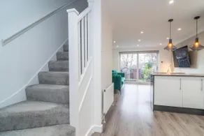 2 bedroom house with parking in Borehamwood - Image 4