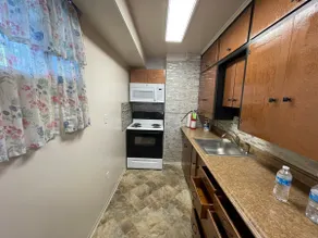 Small Lovely Downtown Nook with Free parking - Image 3