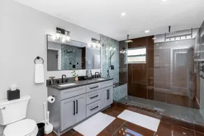 Heated Pool! Huge Walk In Shower! 5 min to beach! - Image 3