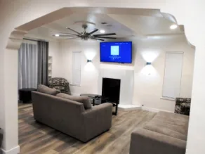 Newly Renovated 3br. Modern Spanish Casita - Image 3