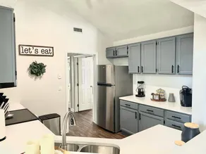 Cheerful 3-bedroom home with indoor fireplace - Image 5