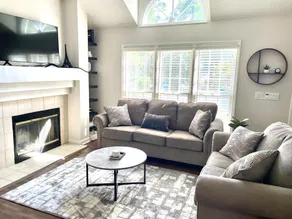 Cheerful 3-bedroom home with indoor fireplace - Image 3