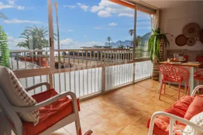 Sea-facing apartment with free parking - Image 2